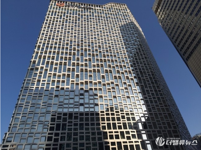 고층빌딩, 건물, 도시이(가) 표시된 사진

자동 생성된 설명