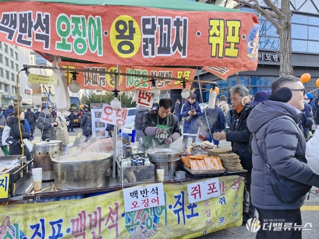 [포토] 탄핵 표결 여의도 국회 앞 \ 달라진 집회 문화\ ... \ 붕어빵3개협회\ , 무료 커피 돋보이네