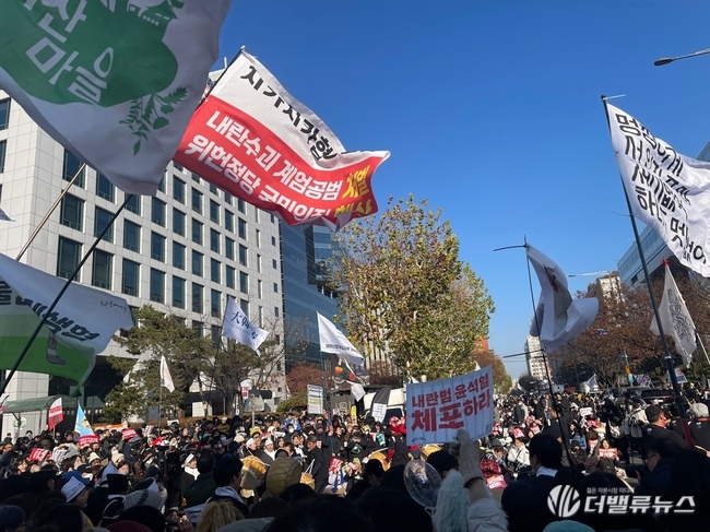 [포토] 탄핵 표결 여의도 국회 앞 \ 달라진 집회 문화\ ... \ 붕어빵3개협회\ , 무료 커피 돋보이네