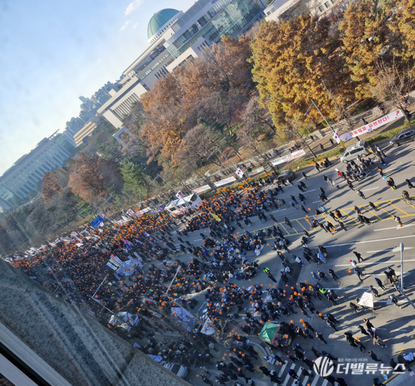 [포토] 탄핵 표결 앞둔 여의도 국회 앞 \ 진짜 국민의힘\ 