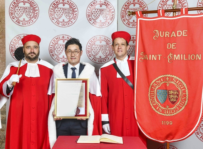 현대백화점, 남궁현 바이어 프랑스 ‘쥐라드’ 기사 작위 수여…와인 소싱 경쟁력 강화