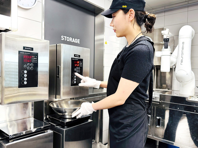 교촌치킨, 반죽 로봇 도입으로 전국 가맹점 조리 자동화