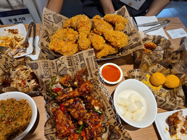 [현장] \ 맛초킹\ 의 10번째 생일파티에 초대합니다…bhc 맛초킹 출시 10주년 호프데이