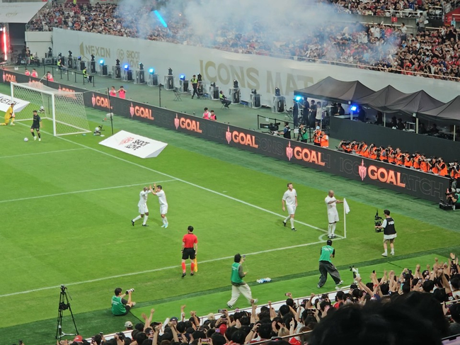 [현장]축구팬 추억 소환하는 ‘별들의 잔치’ 아이콘매치 2025 성료…”넥슨 감 다 살았네”