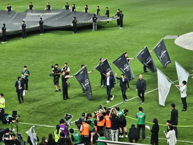 [현장]축구팬 추억 소환하는 ‘별들의 잔치’ 아이콘매치 2025 성료…”넥슨 감 다 살았네”