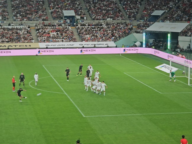 [현장]축구팬 추억 소환하는 ‘별들의 잔치’ 아이콘매치 2025 성료…”넥슨 감 다 살았네”