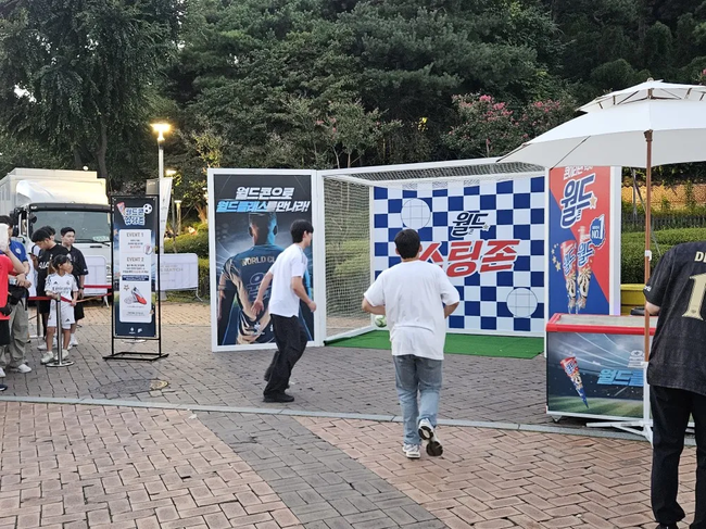 [현장]축구팬 추억 소환하는 ‘별들의 잔치’ 아이콘매치 2025 성료…”넥슨 감 다 살았네”