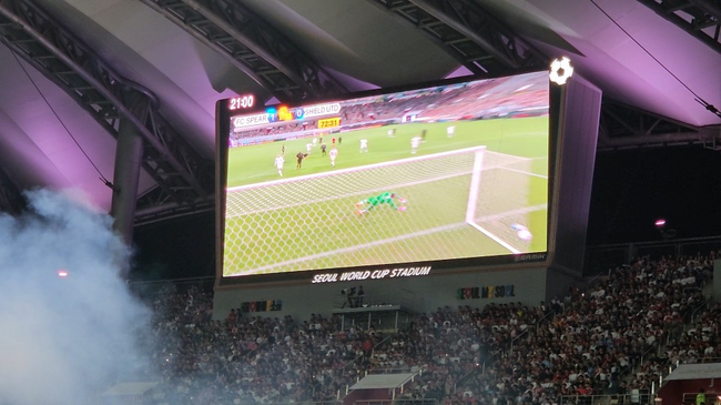 [현장]축구팬 추억 소환하는 ‘별들의 잔치’ 아이콘매치 2025 성료…”넥슨 감 다 살았네”