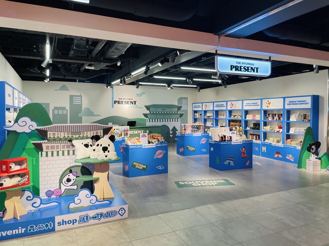 현대백화점, 자체 기념품 매장 \ 더현대 프레젠트\  첫 팝업스토어 오픈