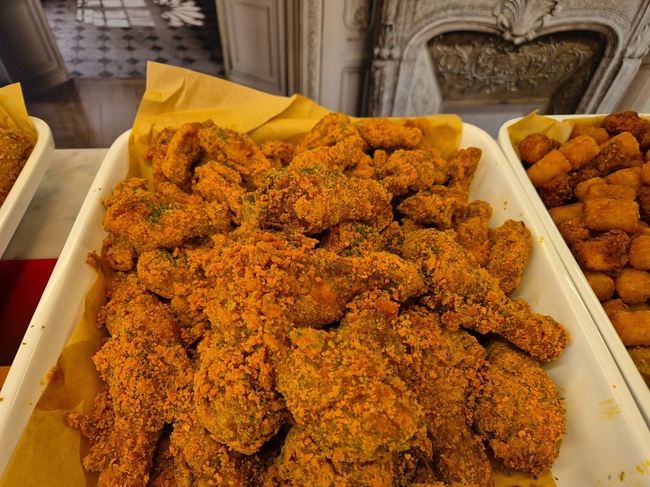 [현장]‘뿜치킹\  네가지 치즈로 온 국민 사로잡은 맛 고안…BBQ치킨 호프데이서 신메뉴 선봬