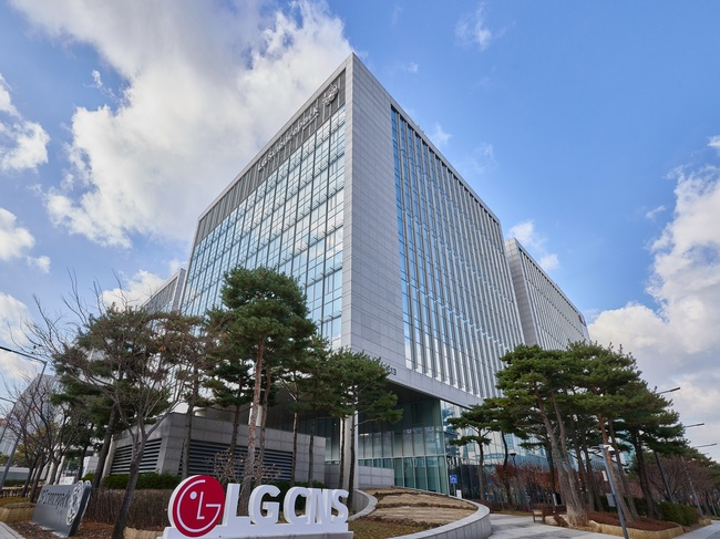 [전자·IT 레이더] 한컴·LG CNS, 국내외 B2B AI 시장 정조준...일본 수출부터 챗GPT 도입까지