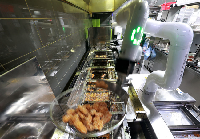 교촌에프앤비, \ 권원강 회장 복귀\  성공적인 안착... \