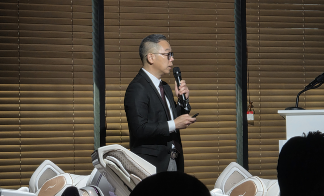 [현장]  바디프랜드 \ 영화 속 로봇\  닮은 \ AI 헬스케어 로봇 733\  공개... “안마의자 넘어 피지컬 AI로\