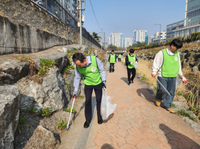 NH농협은행, 판교 금융센터 개점·하천 정화활동 병행…지역 기반 금융·ESG 동시 강화