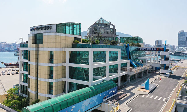 [현장] 중동전쟁·미중갈등에 흔들리는 공급망…부산항만공사, \