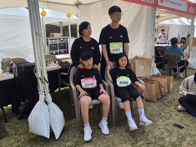 [현장] 2917개 계단 끝에 마주한 하늘... \ 2026 롯데월드타워 스카이런\  그 현장 속으로