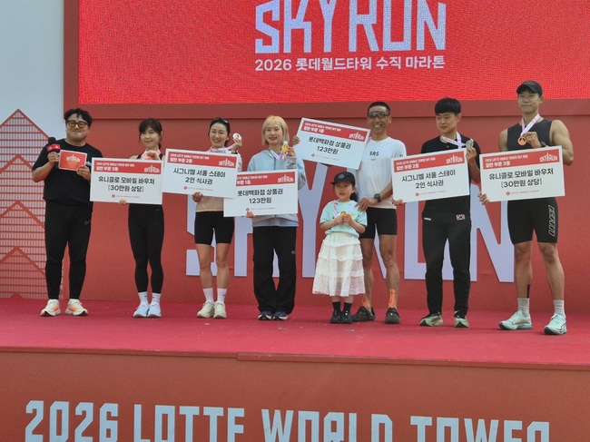 [현장] 2917개 계단 끝에 마주한 하늘... \ 2026 롯데월드타워 스카이런\  그 현장 속으로