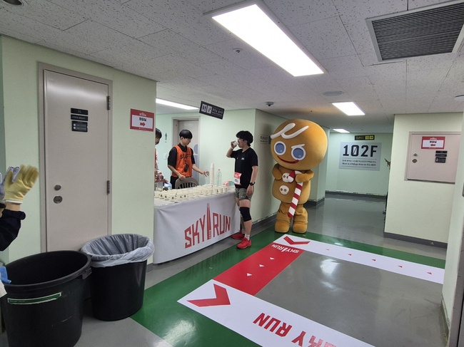 [현장] 2917개 계단 끝에 마주한 하늘... \ 2026 롯데월드타워 스카이런\  그 현장 속으로