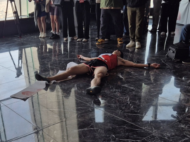 [현장] 2917개 계단 끝에 마주한 하늘... \ 2026 롯데월드타워 스카이런\  그 현장 속으로