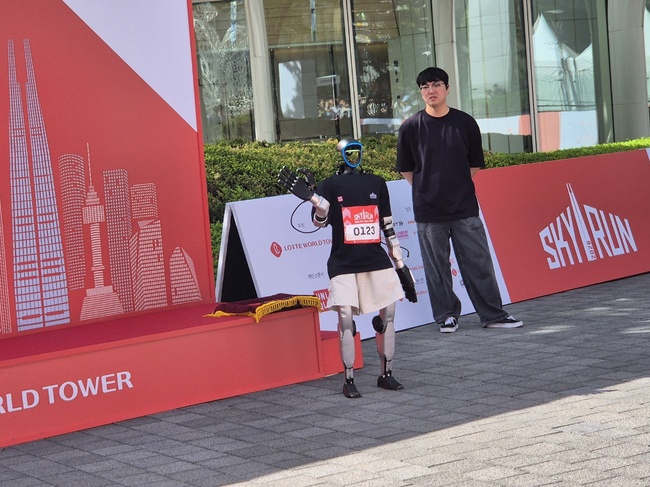 [현장] 2917개 계단 끝에 마주한 하늘... \ 2026 롯데월드타워 스카이런\  그 현장 속으로