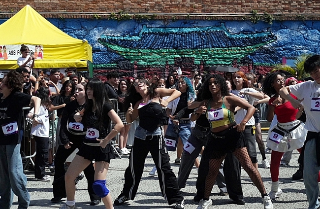 [유통 레이더] 교촌·아이파크몰·애경산업, 취향 밀착형 콘텐츠로 \ 팬심\  공략