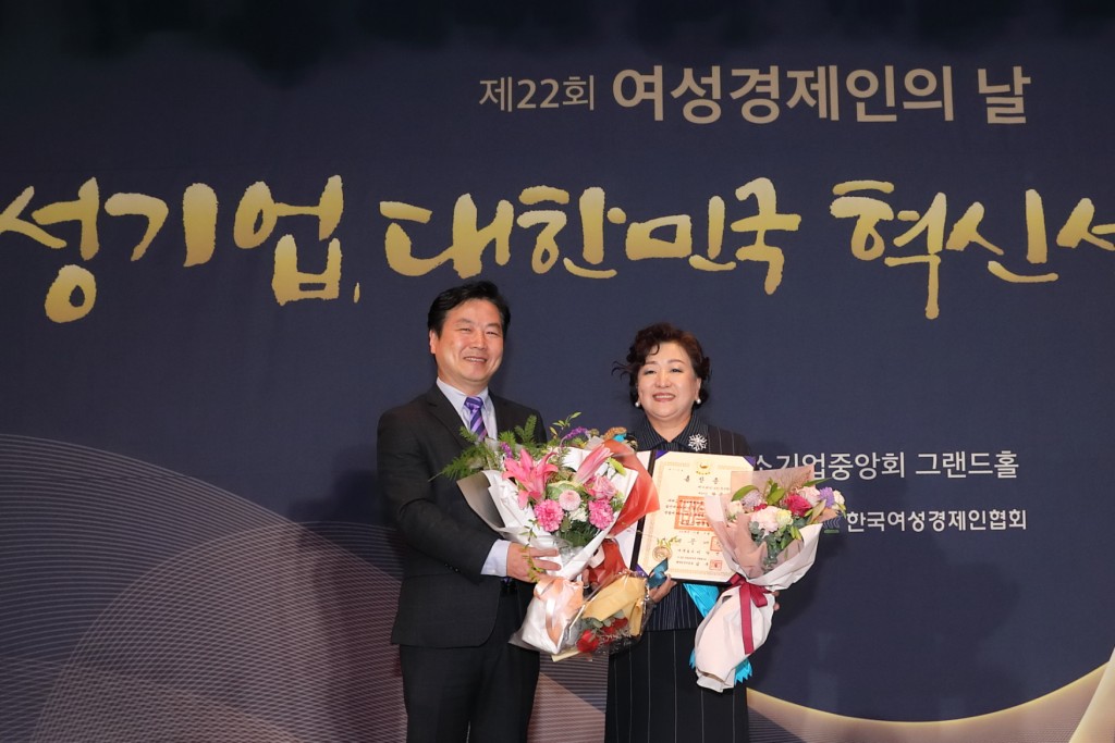 (주)케이케이(KK)  박윤경 대표가 금탑산업훈장을 수상했다.(2)